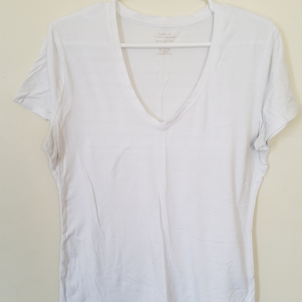 V-neck white tee shirt